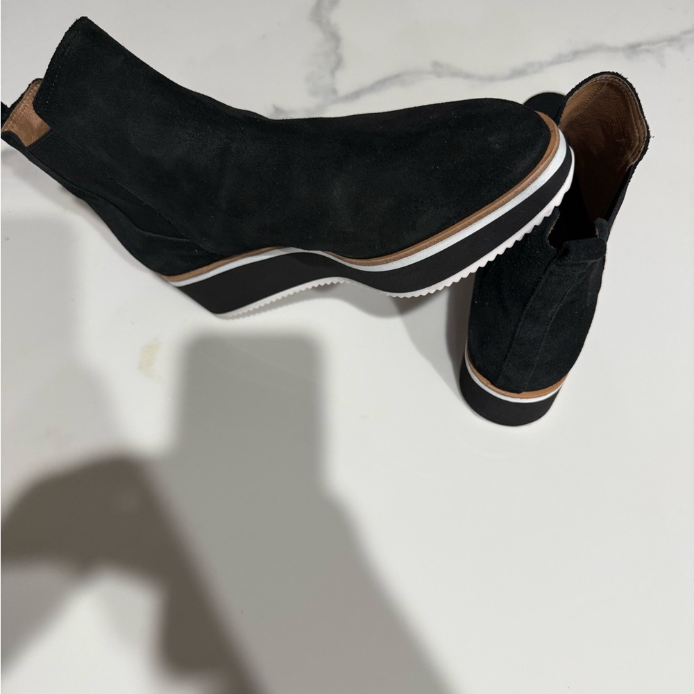 Antonio Melani Black Chukka Boots with Minimalist Design